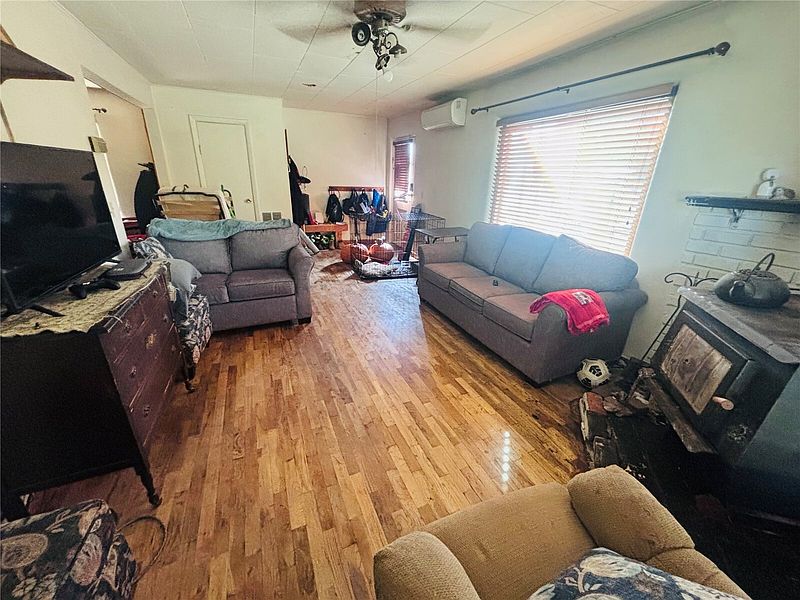 3rd image of 709 Ernst Street