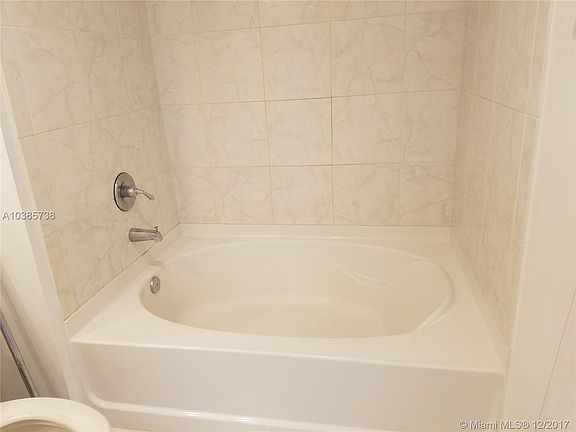 5th image of 18800 NE 29th Ave APT 910
