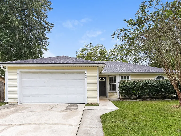 1608 Twin Oak Dr W — Photo 1