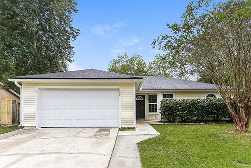 1608 Twin Oak Dr W Photo 1