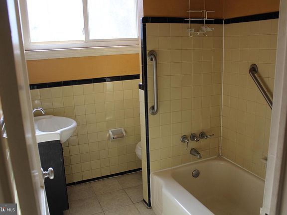 3rd image of 236 Varnum St NE