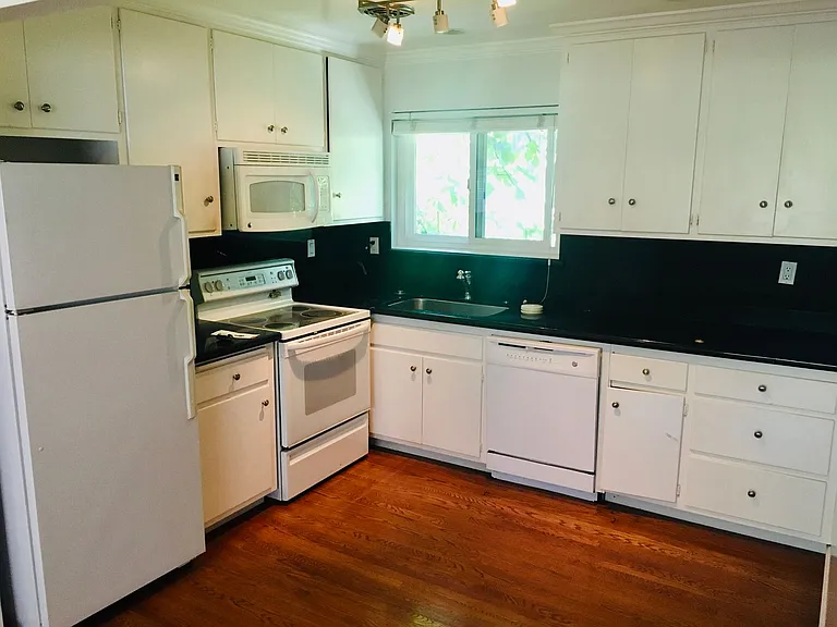 573 Lytton Avenue — Photo 4