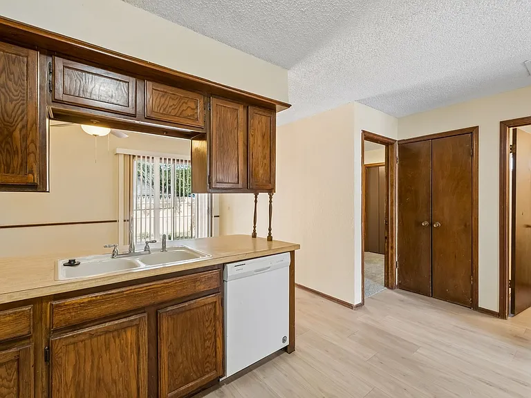 208 Hudson Pl — Photo 9