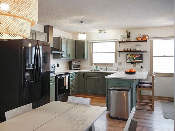 3rd image of 20 Thornhill Dr