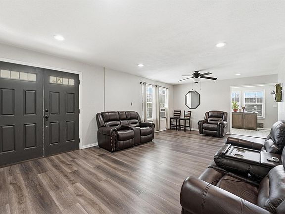 4th image of 403 S Velasco St