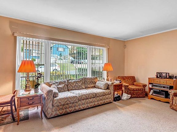2nd image of 21 Candlewood Dr