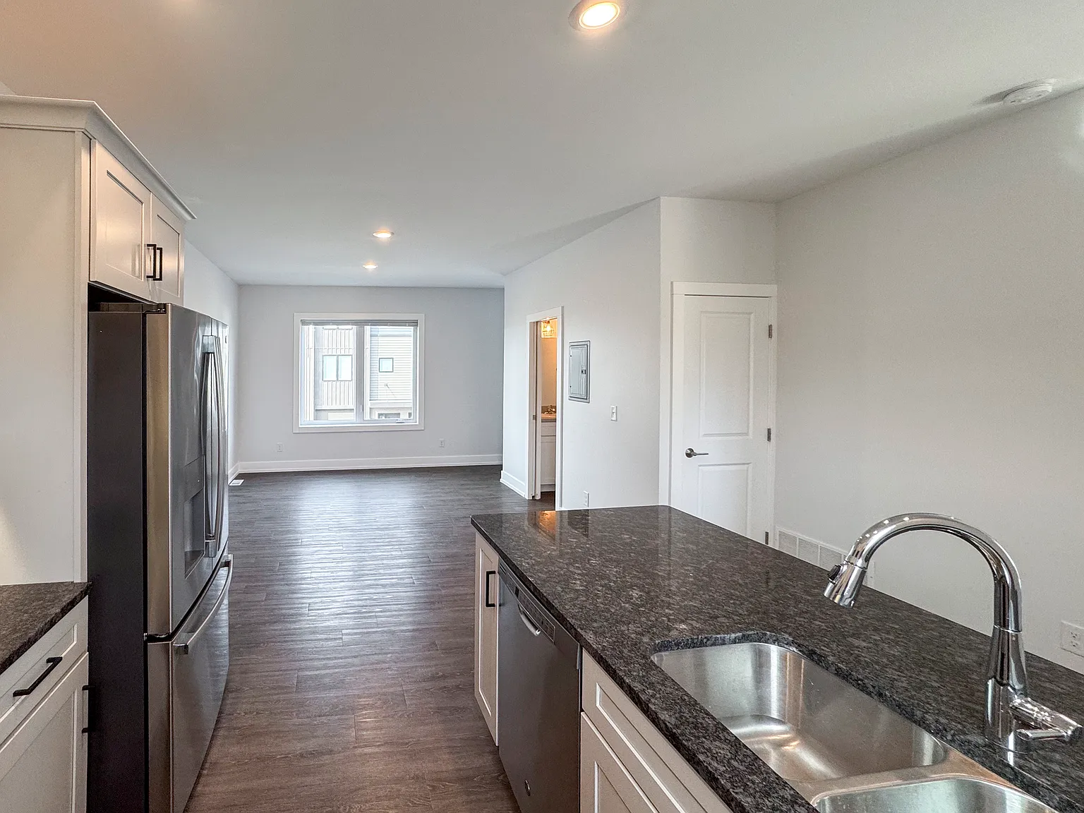 2 bed, 2.5 bath, 1040 sqft, $2,049 — Photo 2