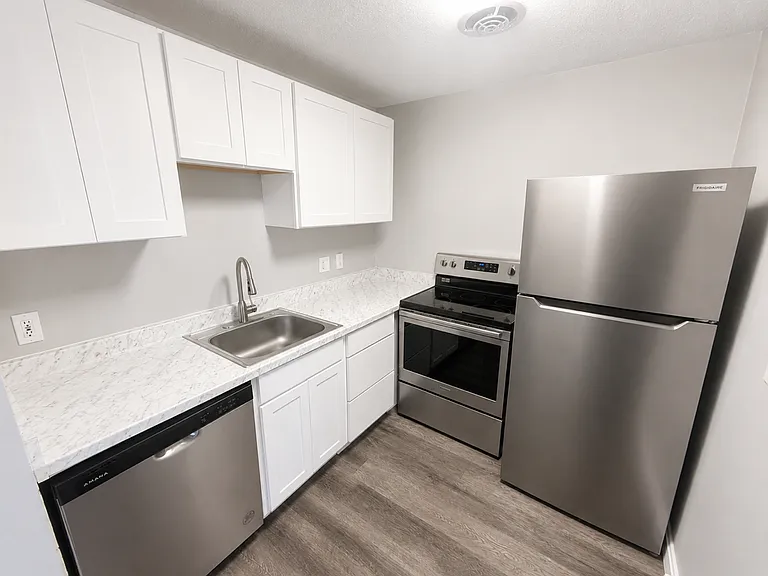 Courtview Square Apartments — Photo 2
