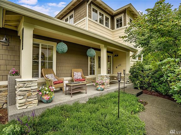 Charming and private covered front porch, welcome!