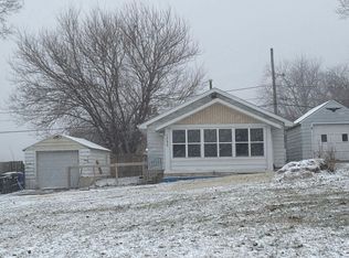 1325 Maplewood Dr NE, Cedar Rapids, IA 52402