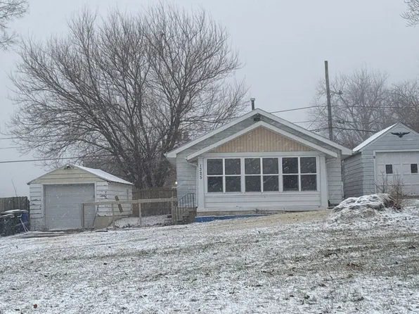 1325 Maplewood Dr NE, Cedar Rapids, IA 52402