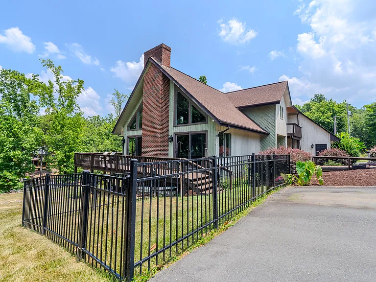 256 Greenbay Rd — Photo 25