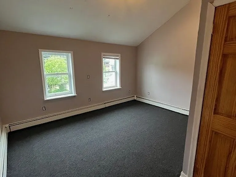16 Andrewsville St — Photo 10