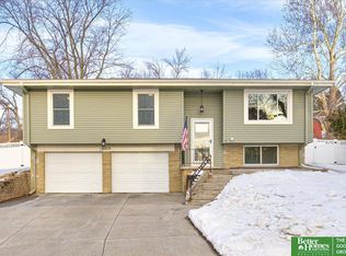 8804 Ruggles Cir, Omaha, NE 68134