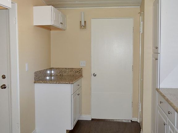 4th image of 700 N Acacia Ave
