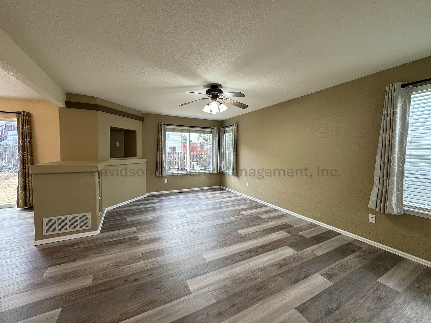 Gorgeous 5 Bedroom House in Stetson Hills — Photo 2