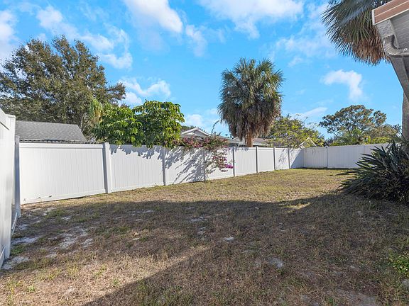 5th image of 2379 Moore Haven Dr W