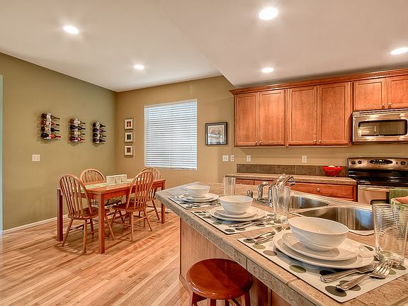 3rd image of 2476 30th Ave NE