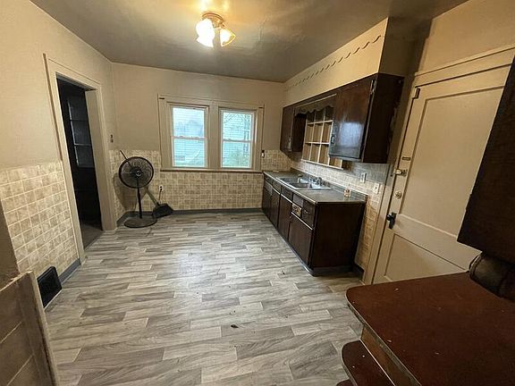 3rd image of 13406 Durkee Ave
