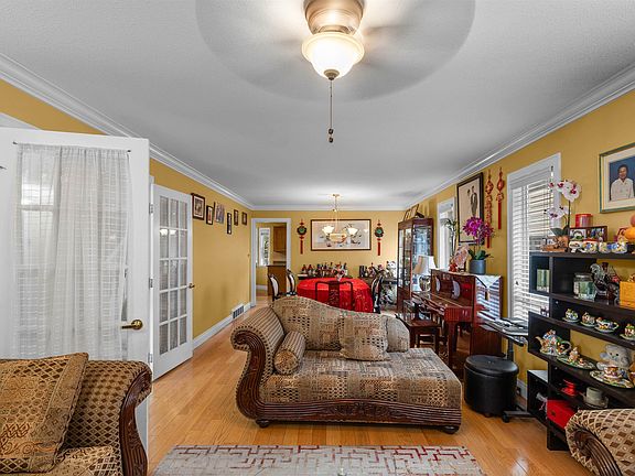 5th image of 3504 Creston Dr