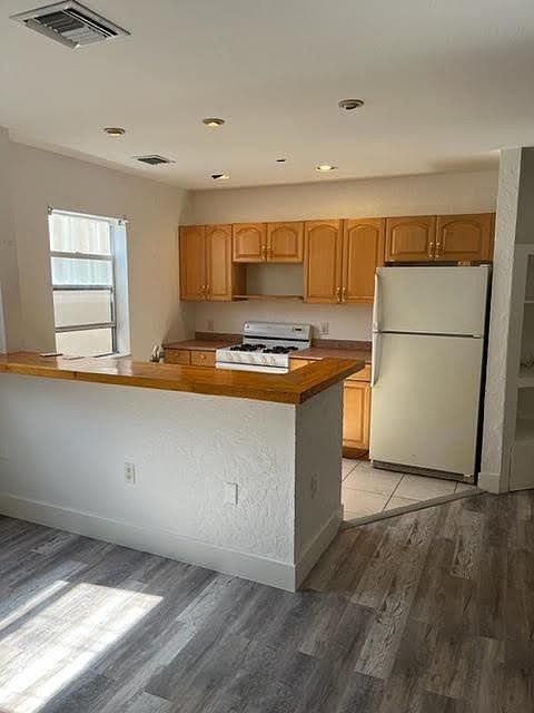 1st image of 915 Lake Ave #1