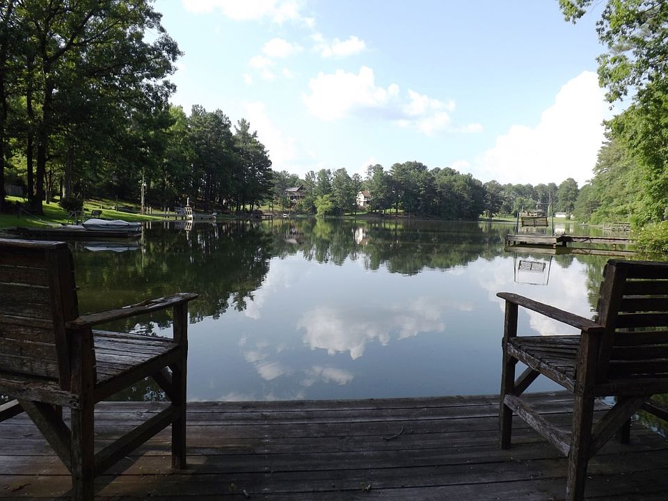 WOW! Lake living.