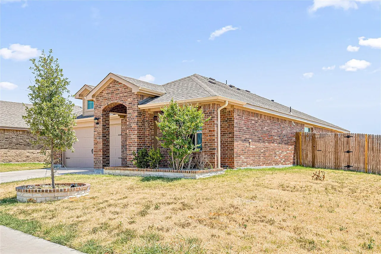 3 bed, 1696 sqft, $2,500 — Photo 2