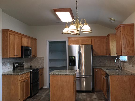 2nd image of 105 E Great Plains Trl