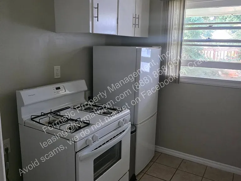 1210 Bennett Ave — Photo 6
