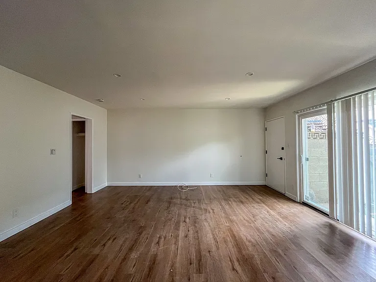3814 S Bronson Ave — Photo 11