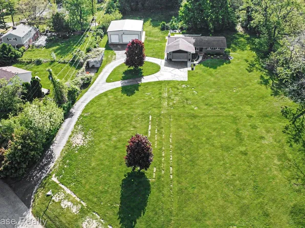 2572 Ridge Rd, White Lake, MI 48383
