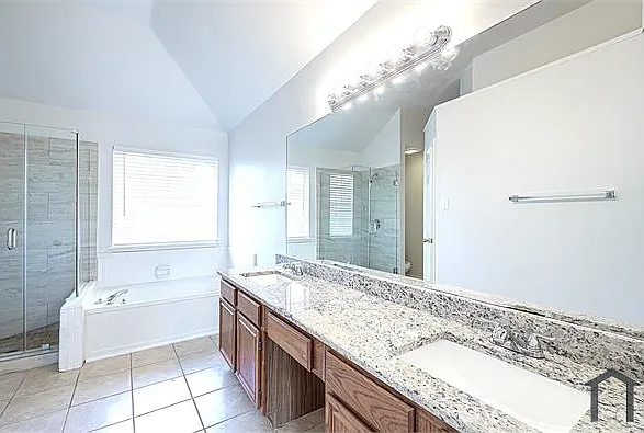 4 bed, 2100 sqft, $2,795 — Photo 3