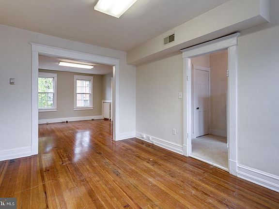 5th image of 915 Duke St