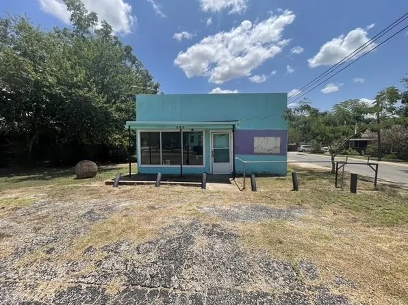 919 W 4th St, Taylor, TX 76574
