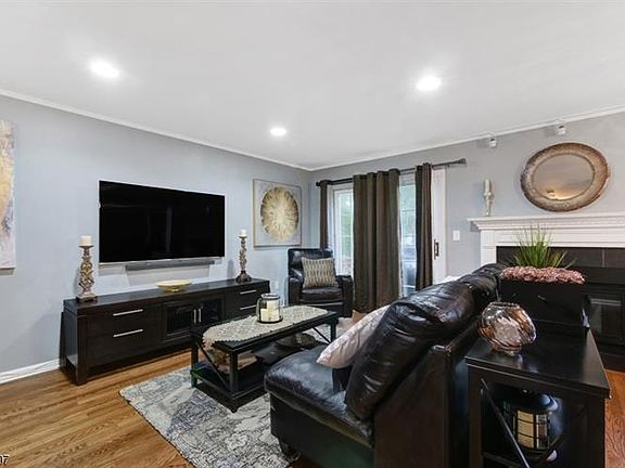 5th image of 83 Leonardo Dr