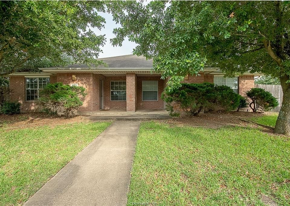 1st image of 900 Crepe Myrtle St