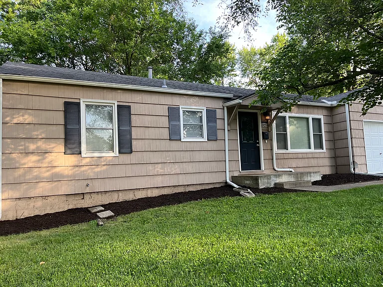 8015 Outlook Dr — Photo 3