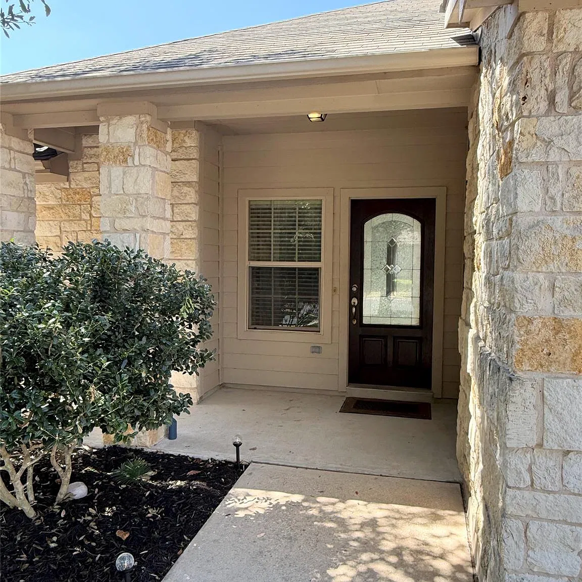 4 bed, 2.5 bath, 2285 sqft, $2,000 — Photo 2