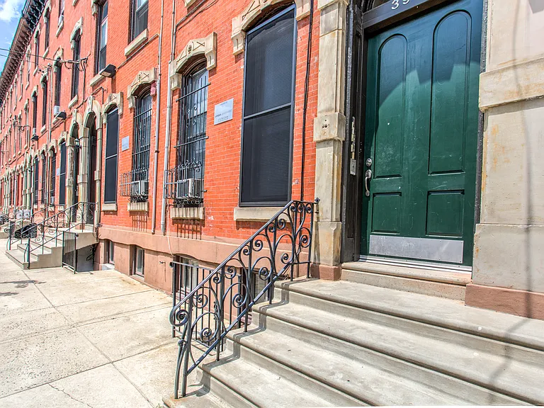 3919 Pine St — Photo 1