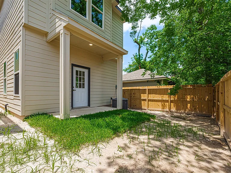 2414 Sam Wilson 1 St — Photo 28