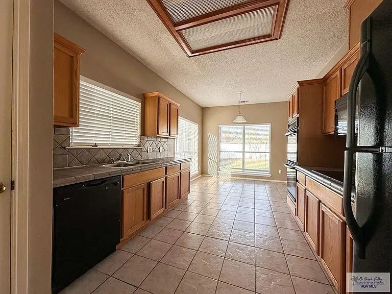 3453 Burgundy Dr — Photo 5