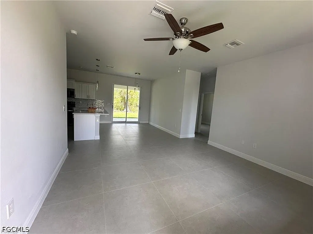 3 bed, 2.0 bath, 1350 sqft, $2,000 — Photo 2