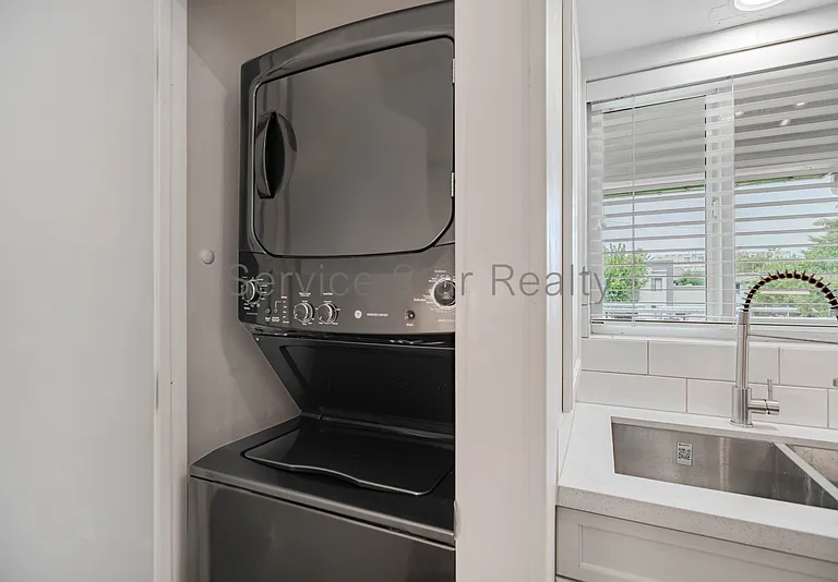102 W Maryland Ave #D2 — Photo 7