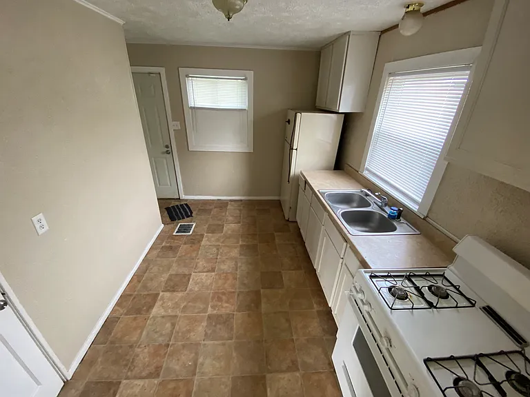 834 S Kenmore St — Photo 5