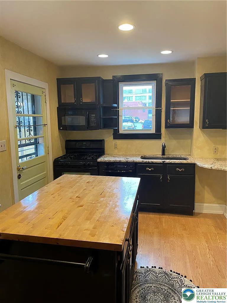 2 bed, 1.5 bath, 1020 sqft, $1,750 — Photo 2