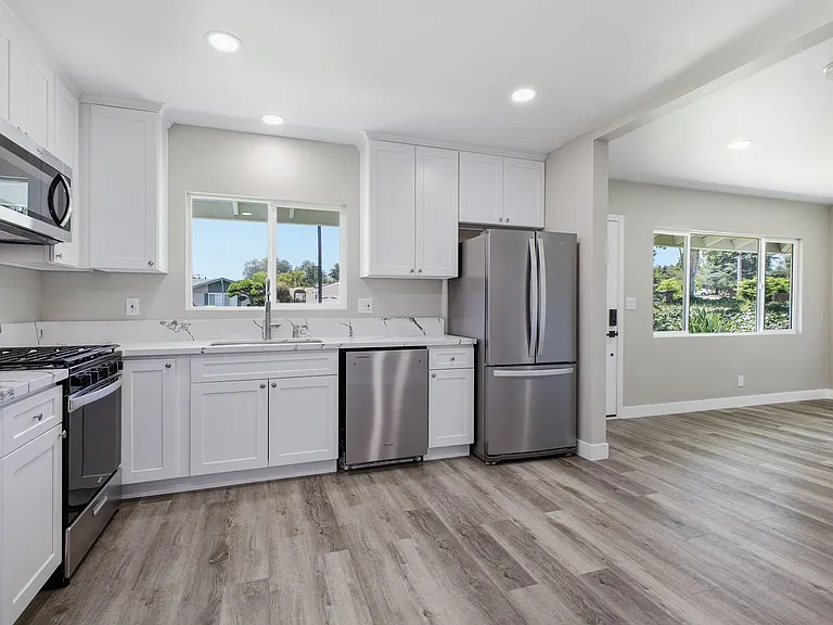 1076 El Campo Dr — Photo 5