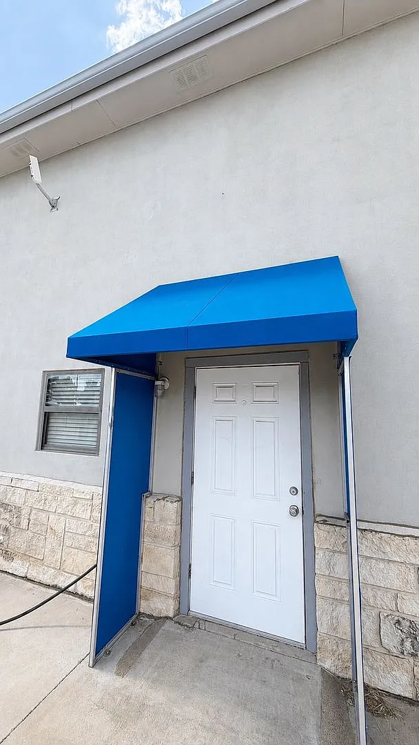 Unusual Place But Great Apartment! Gated & Secure! All Appliances Provided! All Bills Paid! — Photo 1