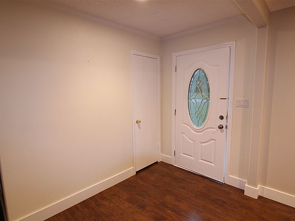 4th image of 203 Seven Oaks Ln