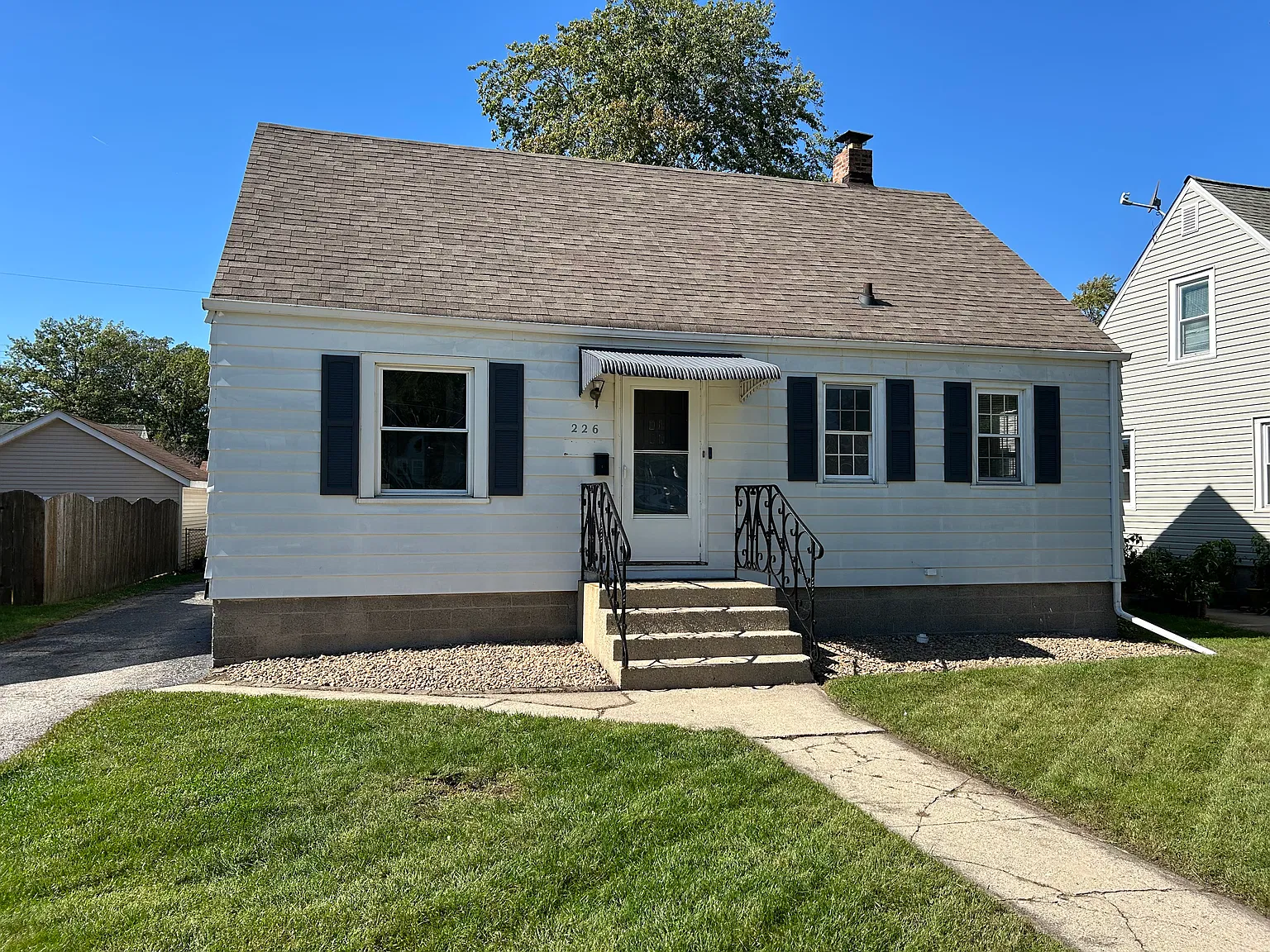 3 bed, 1000 sqft, $2,100 — Photo 1