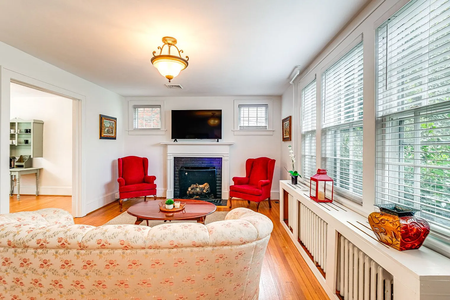 3 bed, 1.0 bath, 1915 sqft, $2,871 — Photo 1